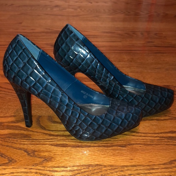 Blue textured pattern close toe heels - Picture 2 of 8